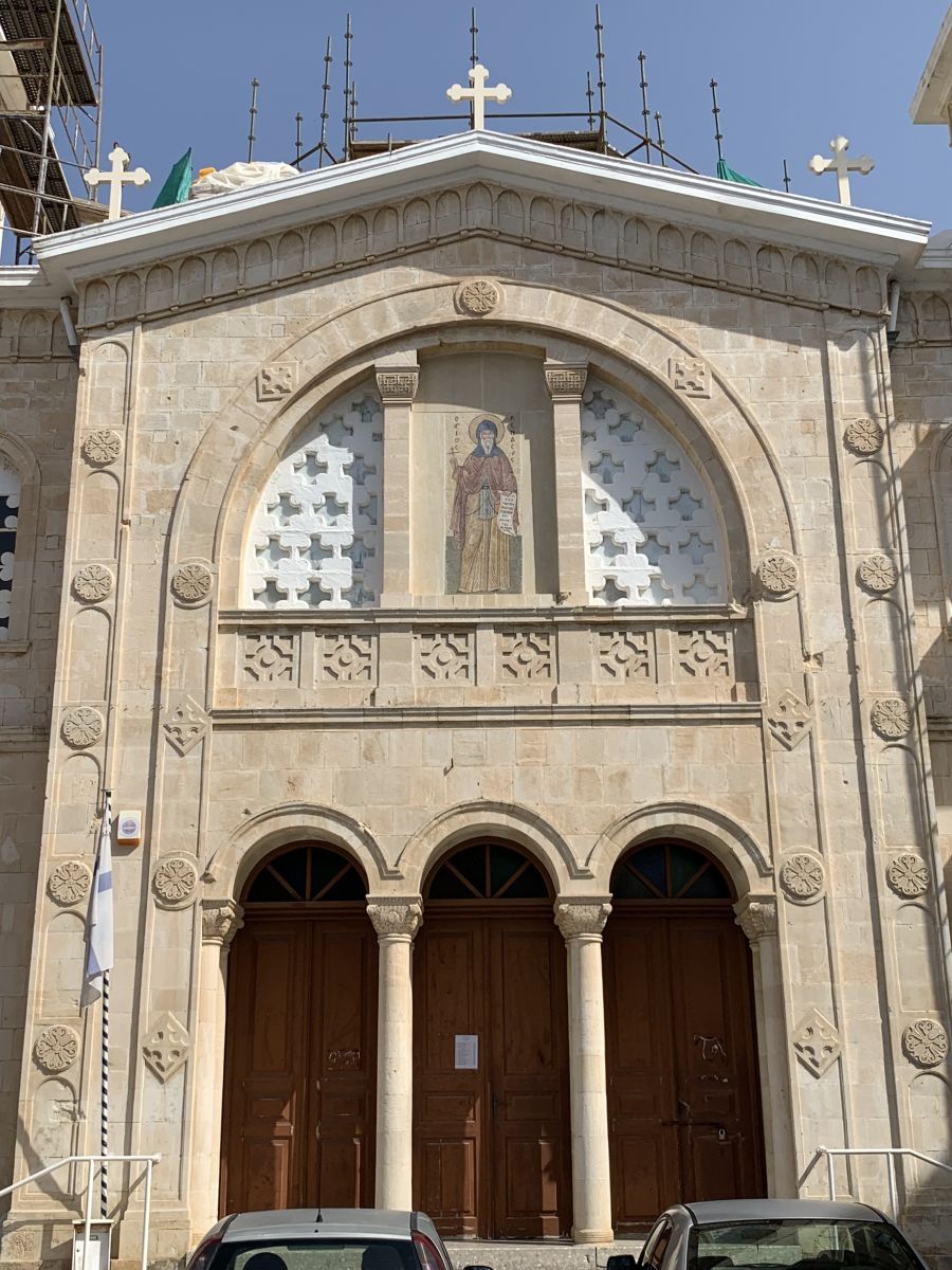 Пафос. Церковь Кендеаса. архитектурные детали, Мозаичная икона прп. Кендея на западным входом в храм.