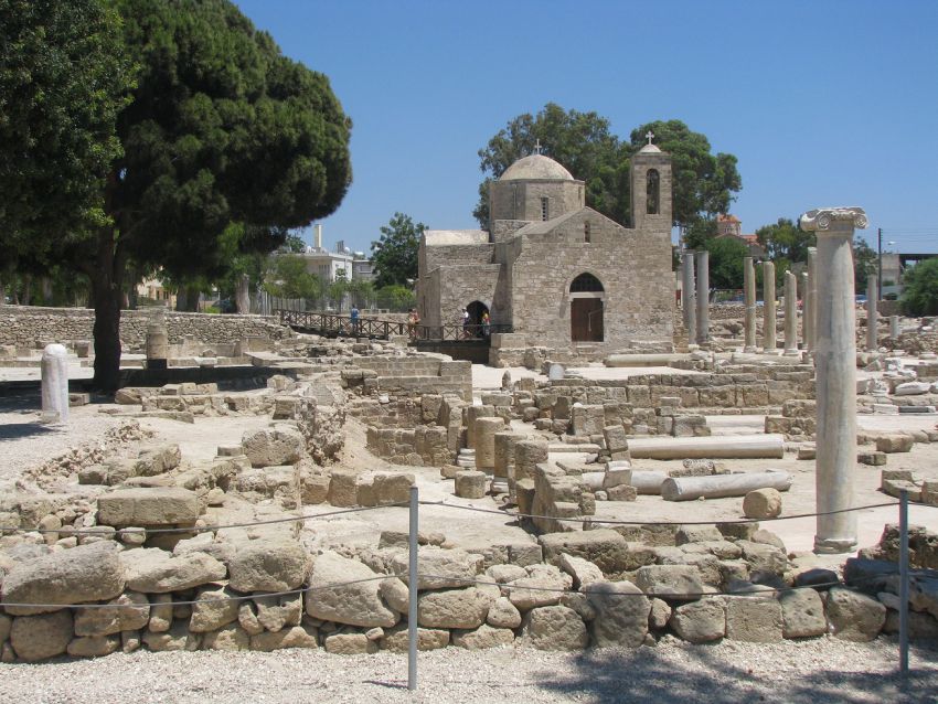 Пафос. Церковь Кириакии Никомидийской. общий вид в ландшафте