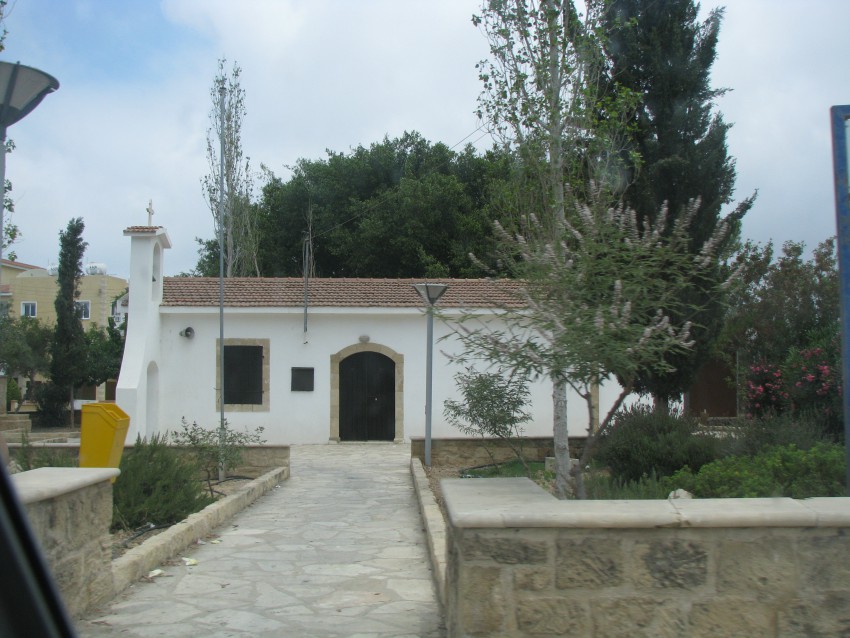 Пафос. Церковь Ефрема. общий вид в ландшафте