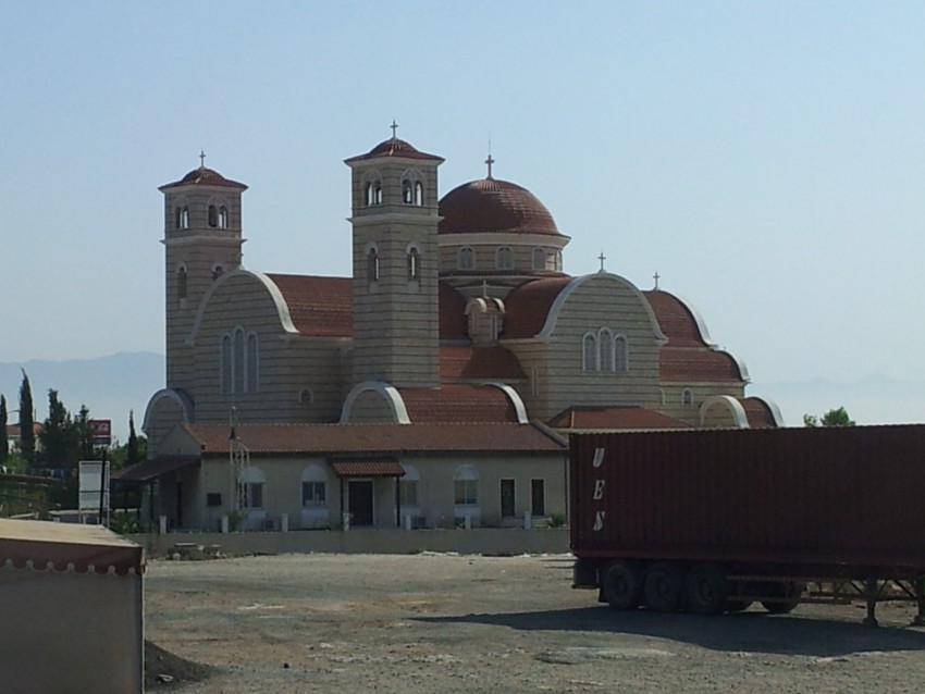Никосия. Церковь Пантелеимона Целителя. общий вид в ландшафте