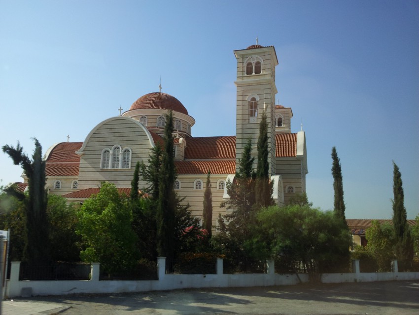 Никосия. Церковь Пантелеимона Целителя. общий вид в ландшафте