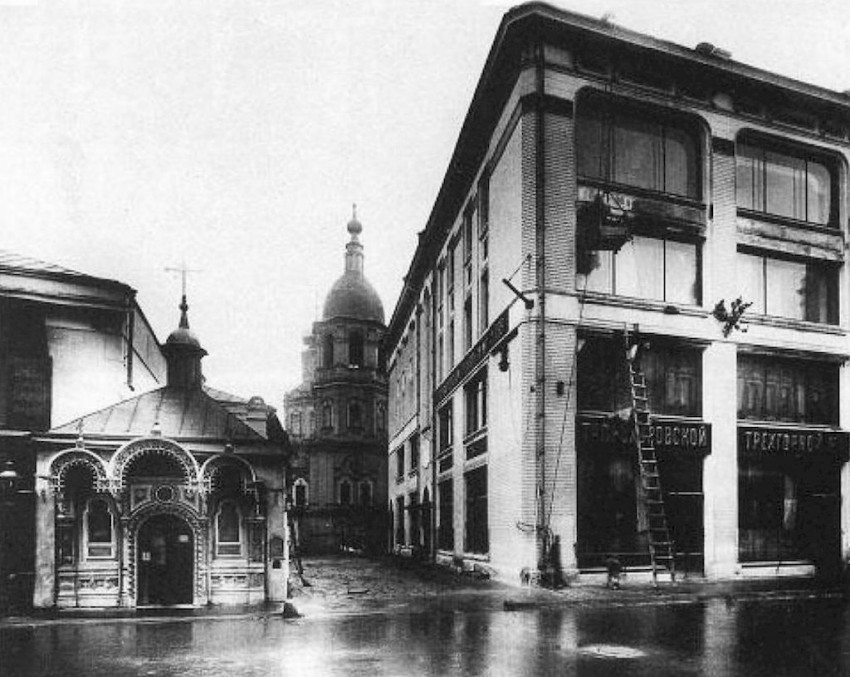 Богоявленский мужской монастырь, Тверской (Центральный административный округ (ЦАО), г. Москва). архивная фотография, Часовня Пантелеимона Целителя (Год постройки:1873. Год утраты:1929)колокольня (на втором плане) Богоявленского монастыря со стороны Никольской улицы. Справа — доходный дом Богоявленского монастыря. фото с http://life-town.ru/?p=5252