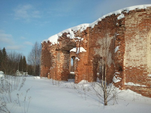 Церковь Троицы Живоначальной, Нижняя (Нижне-Уфтюгский погост, Погост) (Красноборский район, Архангельская область). фасады, Западная стена. Мне думается, вход был через колокольню, которая в данный момент отсутствует. Иначе не нахожу объяснения массивной кладке над входом