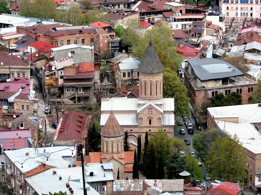 Тбилиси. Церковь Благовещения Пресвятой Богородицы (Сурб Норашен). общий вид в ландшафте, Вид из района Клдисубани