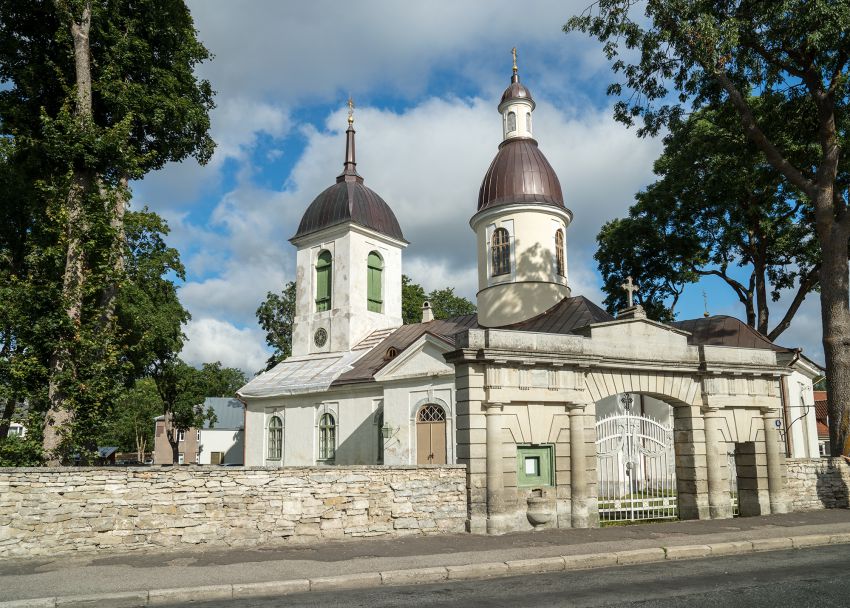 Курессааре. Церковь Николая Чудотворца. дополнительная информация, Вид на церковь и церковные ворота с юго-восточной стороны.