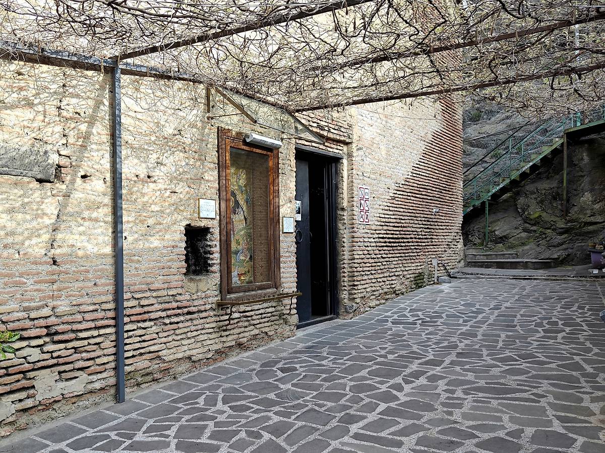 Фрагмент западного фасада, вход в храм, архитектурные детали. Собор Рождества Христова (Земо Бетлеми), Мтацминдский район (Тбилиси, город, Грузия)