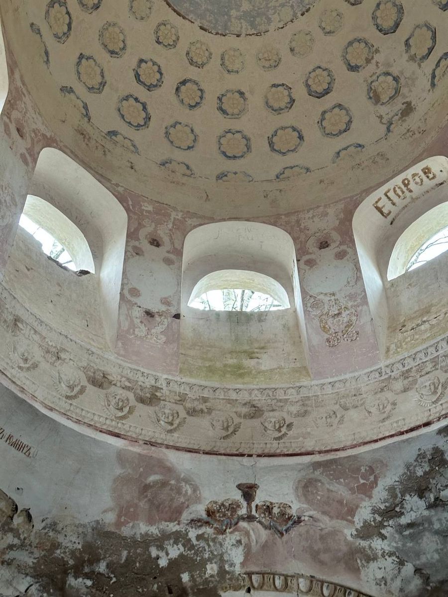 Церковь Вознесения Господня, Кнутово (Кирилловский район, Вологодская область). интерьер и убранство, Вид внутренней росписи купола храма по состоянию на осень 2025-го года.