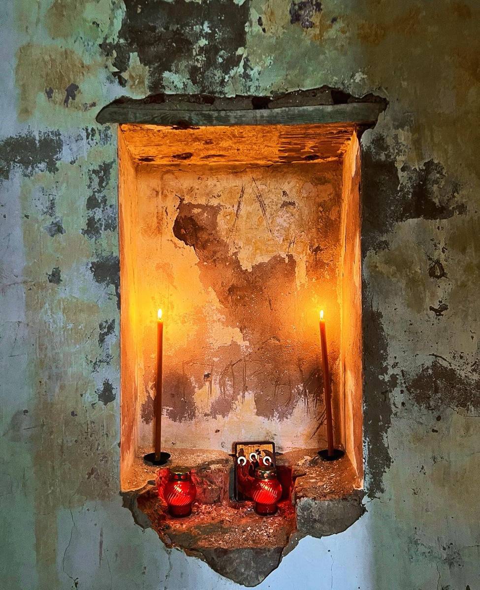 Церковь Вознесения Господня, Кнутово (Кирилловский район, Вологодская область). дополнительная информация, Небольшой импровизированный алтарь, оставленный верующими в одной из ниш оригинального алтаря храма.