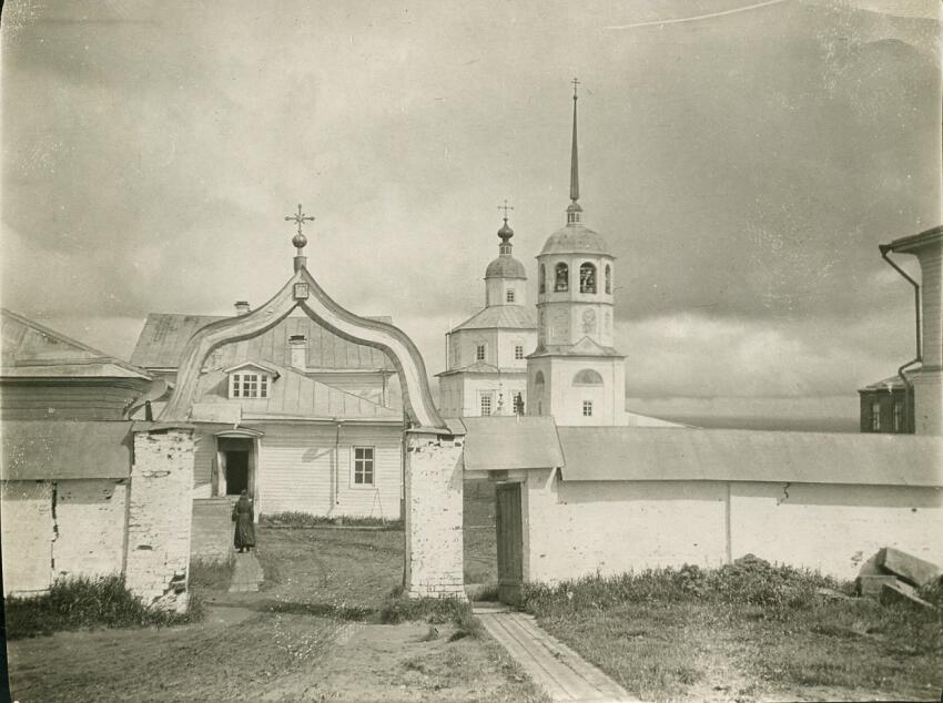 Красногорский Богородицкий монастырь. Церковь Грузинской иконы Божией Матери, Красная Горка (Пинежский район, Архангельская область). архивная фотография, Западный фасад церкви от ворот монастыря, фотография архитектора С.С. Некрасова, студента Академии художеств.     Фотография из личного собрания соавтора. 