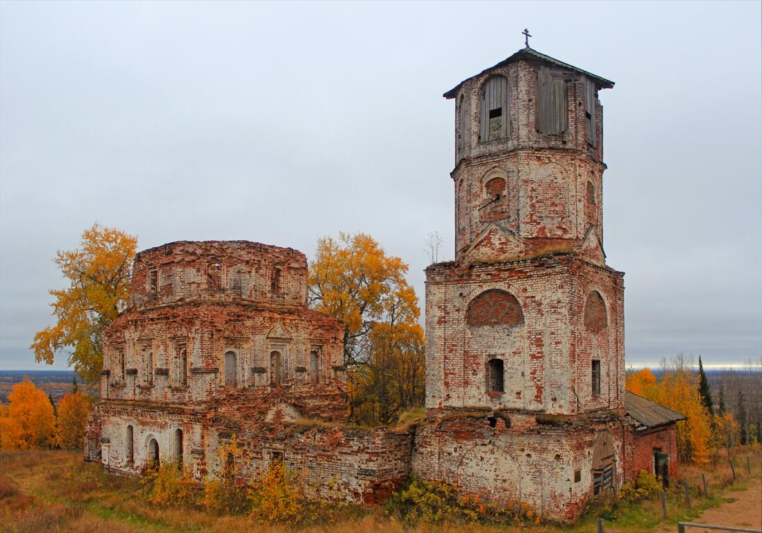 Красногорский Богородицкий монастырь. Церковь Грузинской иконы Божией Матери, Красная Горка (Пинежский район, Архангельская область). фасады, Вид с пожарной лестницы деревянного корпуса пансионата