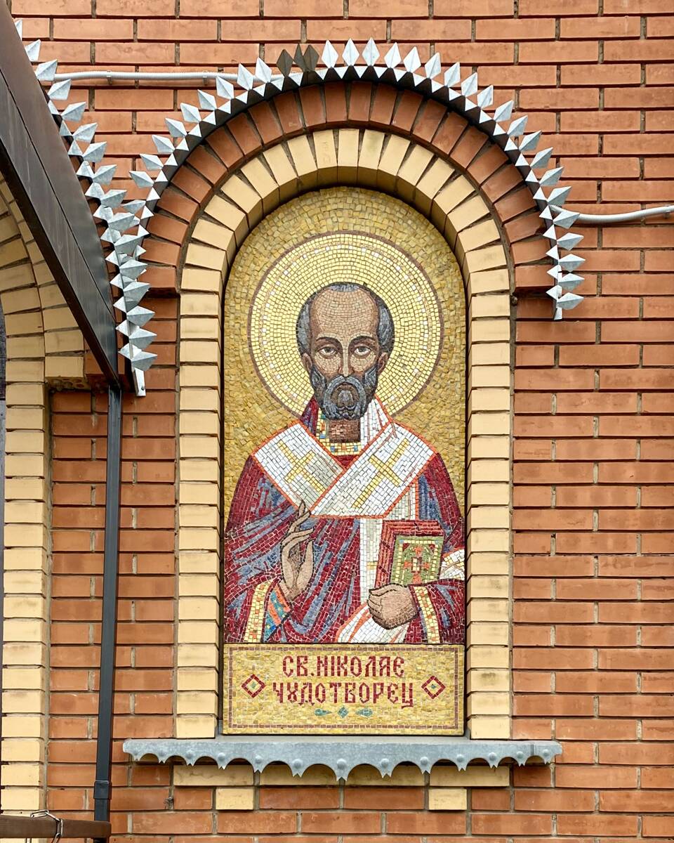 Церковь Николая Чудотворца, Агинское (Саянский район, Красноярский край). дополнительная информация, Мозаичное панно справа от входа