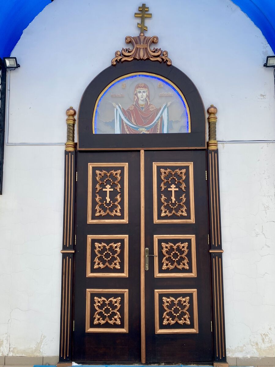 Церковь Покрова Пресвятой Богородицы, Абан (Абанский район, Красноярский край). дополнительная информация, Вход в храм с витражом 