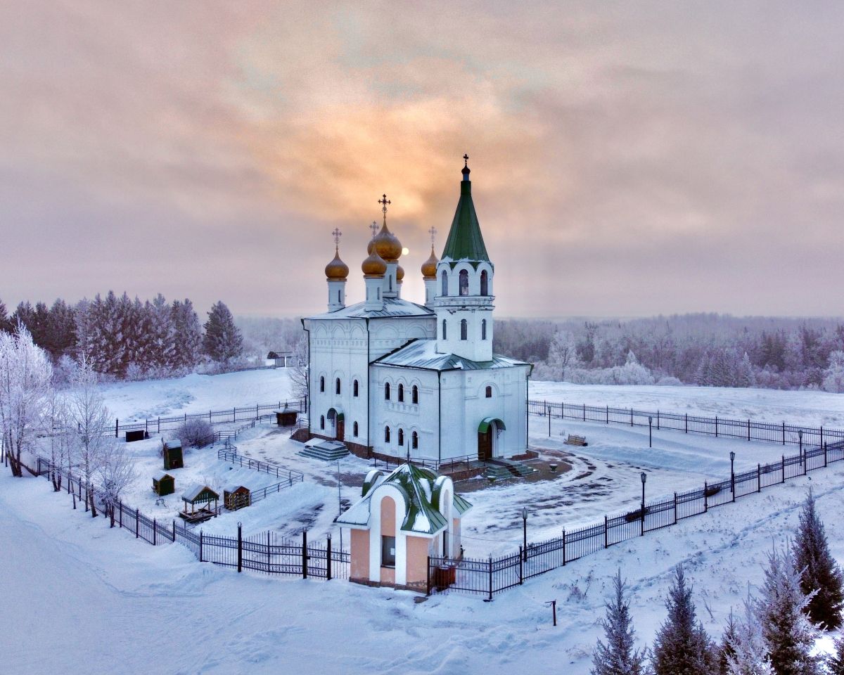 Церковь Петра и Павла, Бражное (Канский район и г. Канск, Красноярский край). общий вид в ландшафте, Вид со стороны входных ворот