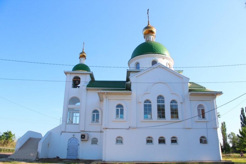 Энем. Церковь Серафима Саровского. общий вид в ландшафте, Вид с юга