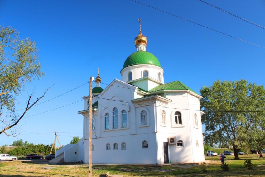 Энем. Церковь Серафима Саровского. общий вид в ландшафте, Вид с юго-востока