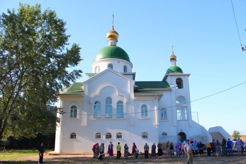 Энем. Церковь Серафима Саровского. общий вид в ландшафте, Вид с севера