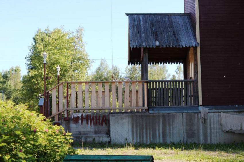 Новодвинск. Церковь Покрова Пресвятой Богородицы. фасады, Крыльцо и паперть