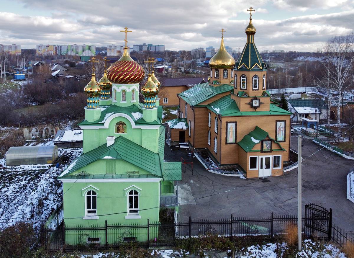 Церковь Иоанна Тобольского (крестильная), Анжеро-Судженск (Анжеро-Судженск, город, Кемеровская область). фасады, Восточный фасад. Справа Петропавловская церковь.