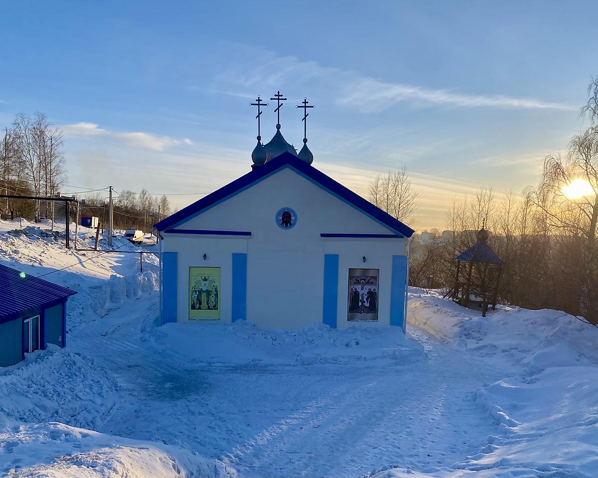 Вид с ул. Коммунистическая , фасады. Церковь иконы Божией Матери "Всех скорбящих Радость", Тайжина (Новокузнецкий район и г. Новокузнецк, Кемеровская область)