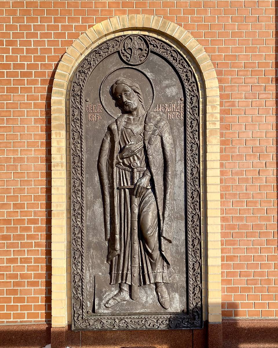 Св. Александр Невский  (барельеф), дополнительная информация. Церковь Троицы Живоначальной, Осинники (Осинники, город, Кемеровская область)