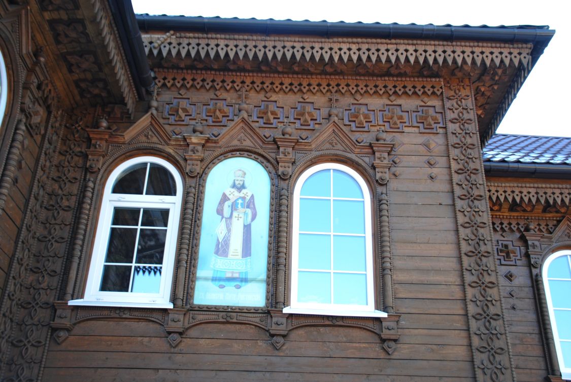 Темиртау. Церковь Троицы Живоначальной. архитектурные детали, Фрагмент отделки фасада