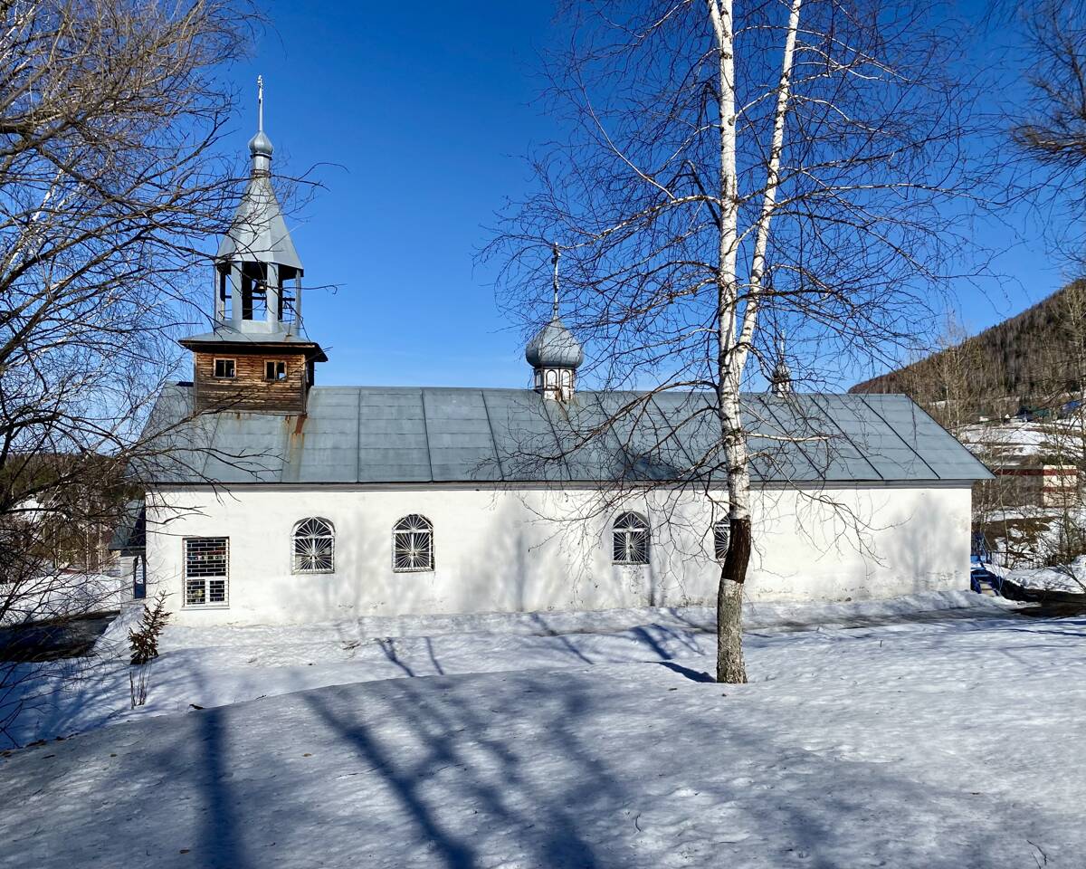Церковь Иоанна Предтечи, Каз (Таштагольский район, Кемеровская область). фасады, Вид от памятника В.Ф.Токареву