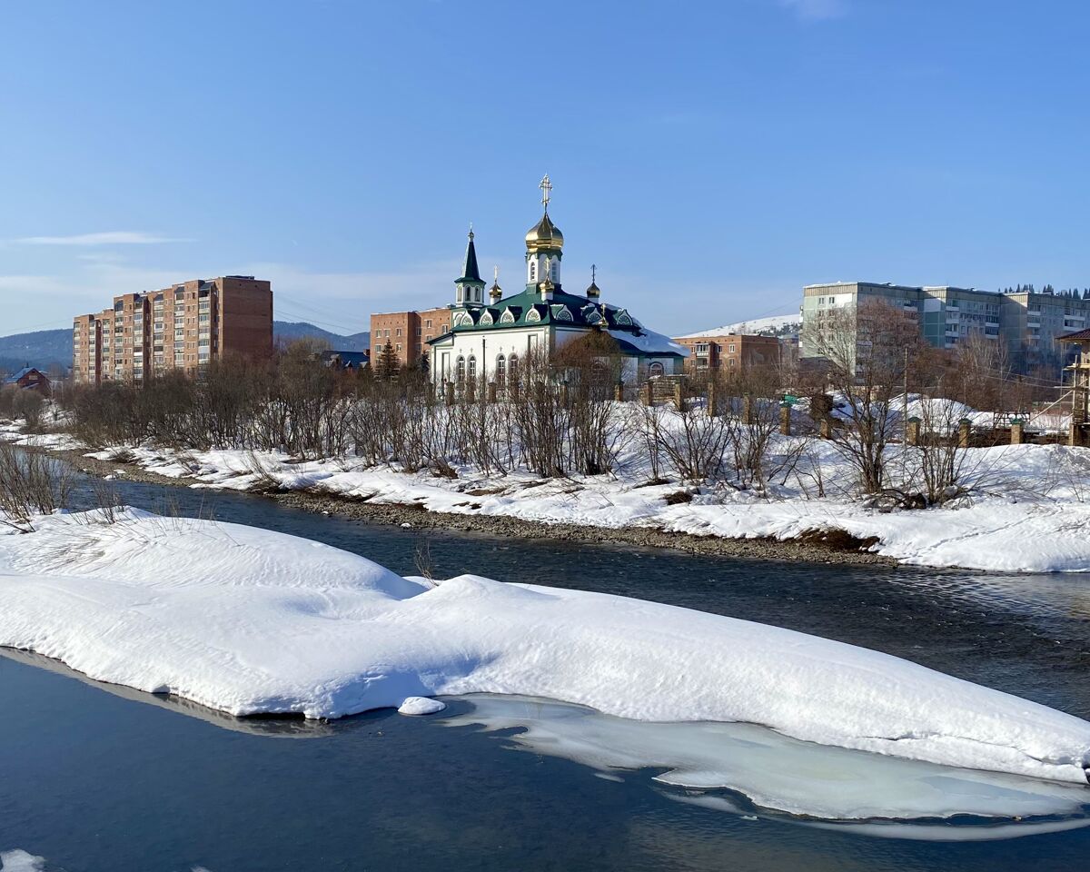 Церковь Георгия Победоносца, Таштагол (Таштагольский район, Кемеровская область). общий вид в ландшафте, Вид с мостика через Кондому