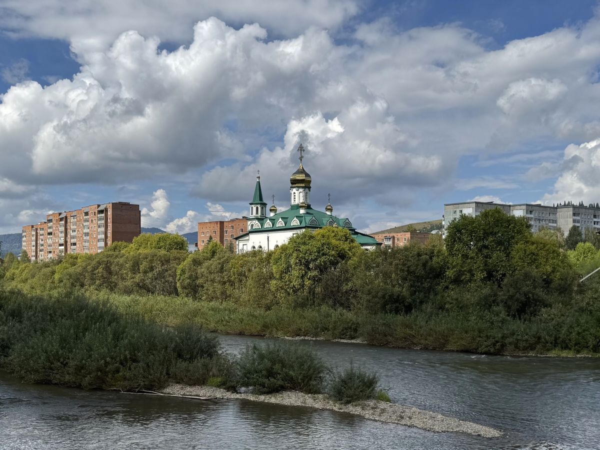 Церковь Георгия Победоносца, Таштагол (Таштагольский район, Кемеровская область). общий вид в ландшафте, Вид с юго-востока