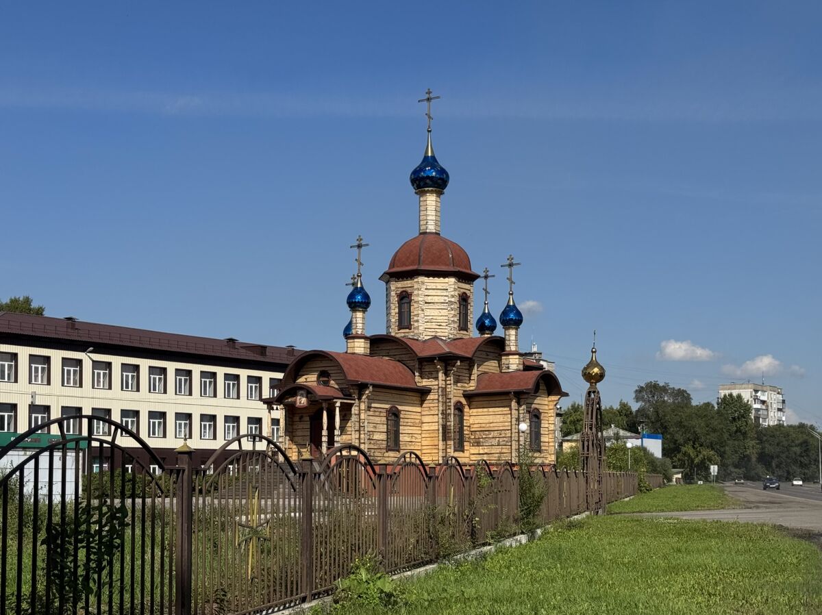 Церковь Иверской иконы Божией Матери, Новокузнецк (Новокузнецкий район и г. Новокузнецк, Кемеровская область). общий вид в ландшафте, Вид с юго-запада