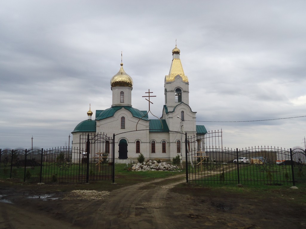 Воля. Церковь Трех Святителей. фасады