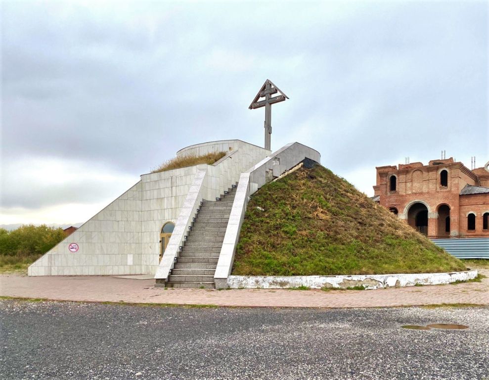 Церковь Распятия Христова, Ленинск-Кузнецкий (Ленинск-Кузнецкий район и г. Ленинск-Кузнецкий, Кемеровская область). фасады, Позади строящаяся Воскресенская церковь