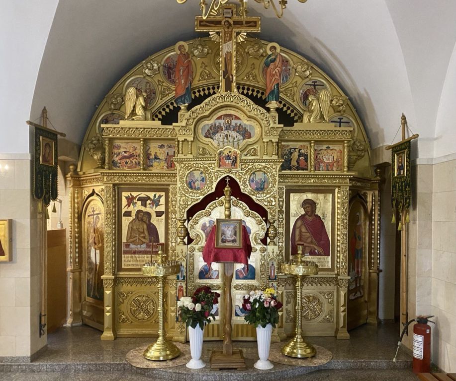 Церковь Распятия Христова, Ленинск-Кузнецкий (Ленинск-Кузнецкий район и г. Ленинск-Кузнецкий, Кемеровская область). интерьер и убранство, Иконостас