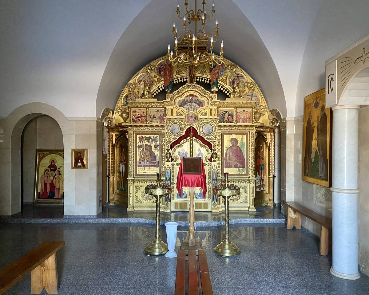 Церковь Распятия Христова, Ленинск-Кузнецкий (Ленинск-Кузнецкий район и г. Ленинск-Кузнецкий, Кемеровская область). интерьер и убранство, Вид от входа
