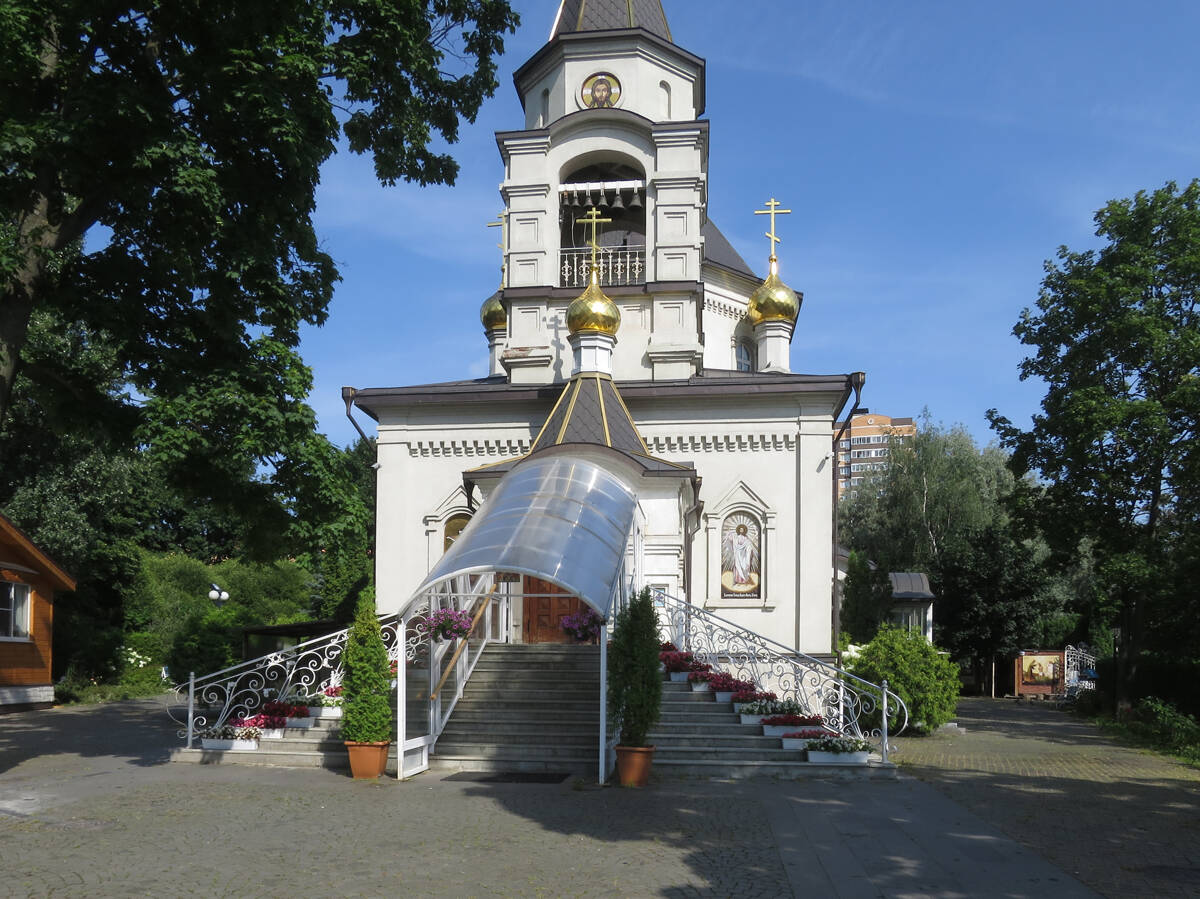 Церковь Преображения Господня, Ленина им., посёлок совхоза (Ленинский городской округ, Московская область). архитектурные детали, Над крыльцом установлен пластиковый навес