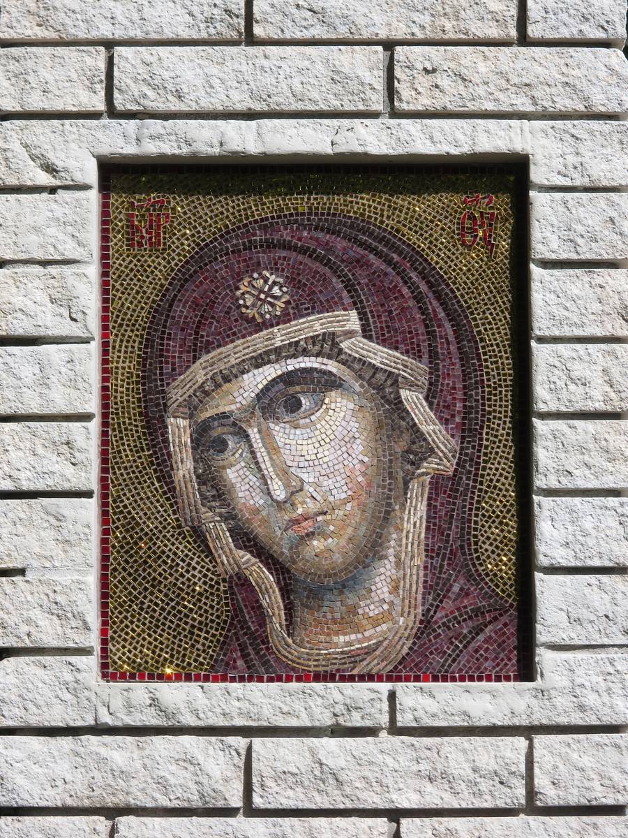 Церковь Преображения Господня, Посёлок совхоза им. Ленина (Ленинский городской округ, Московская область). дополнительная информация, Образ Пресвятой Богородицы на столбе церковной ограды