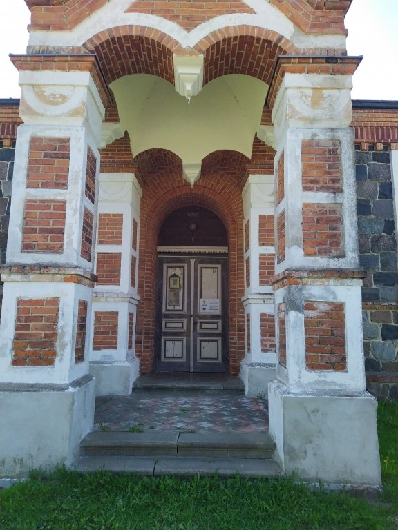 Церковь Вознесения Господня в Ангерья, Кохила (Рапламаа, Эстония). архитектурные детали, Как видно богослужений не производится. В феврале 2021 в церкви была выставка живописи