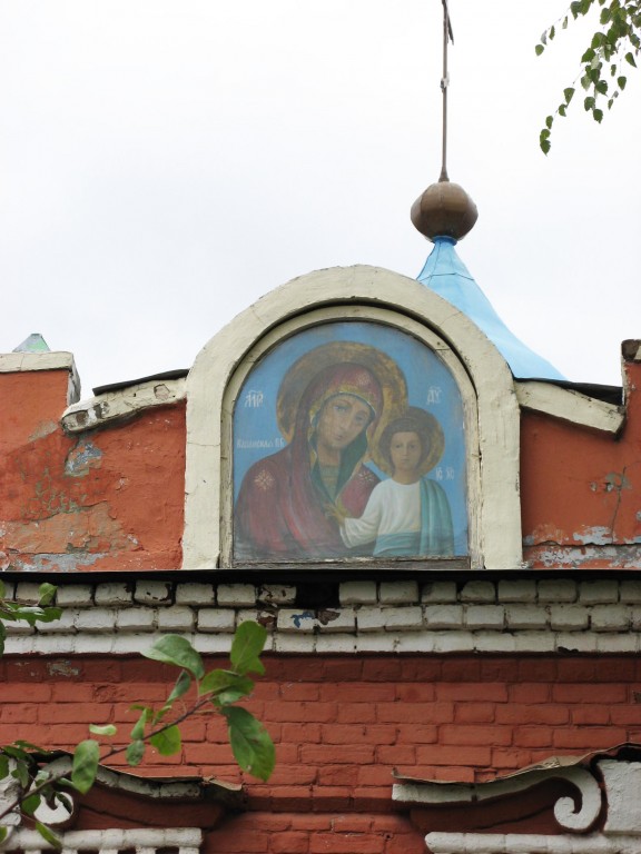 Церковь Ольги равноапостольной, Калининск (Калининский район, Саратовская область). архитектурные детали, Икона Казанской Богородицы на фронтоне южного фасада