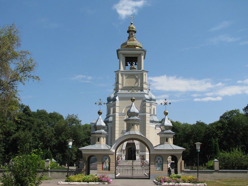 Собор Успения Пресвятой Богородицы (новый), Гадяч (Миргородский район, Украина, Полтавская область). общий вид в ландшафте