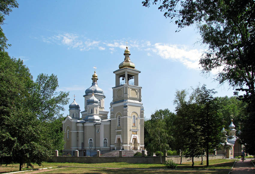 Собор Успения Пресвятой Богородицы (новый), Гадяч (Миргородский район, Украина, Полтавская область). общий вид в ландшафте