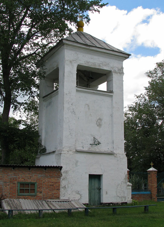 Церковь Жён-мироносиц, Ахтырка (Ахтырский район, Украина, Сумская область). общий вид в ландшафте, Вид на колокольню с юго-востока
