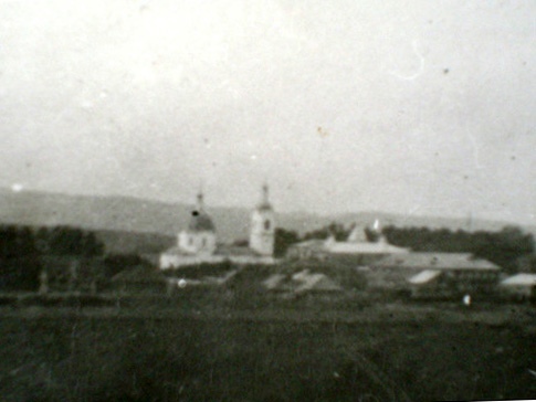 Церковь Рождества Христова (старая), Усть-Урень (Карсунский район, Ульяновская область). архивная фотография, Церковь и дом Кузнецовых в панораме села. Фото 1917 г. Источник - сообщество 