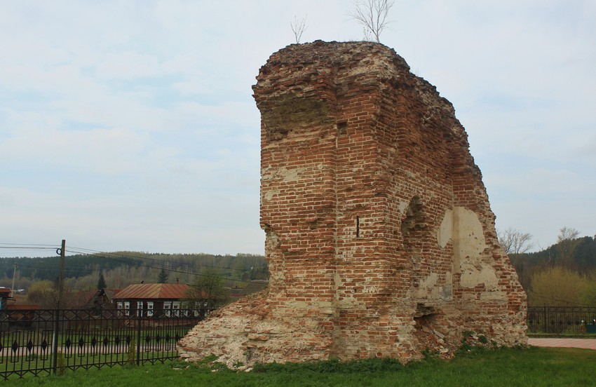 Церковь Михаила Архангела, Сосновка (Карсунский район, Ульяновская область). общий вид в ландшафте, Сохранившийся фрагмент церкви, вид с юго-востока (фактически изнутри бывшего контура стен)