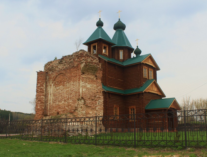 Церковь Михаила Архангела, Сосновка (Карсунский район, Ульяновская область). фасады, Сохранившийся фрагмент церкви, вид с юго-запада на фоне новой церкви Василия Великого