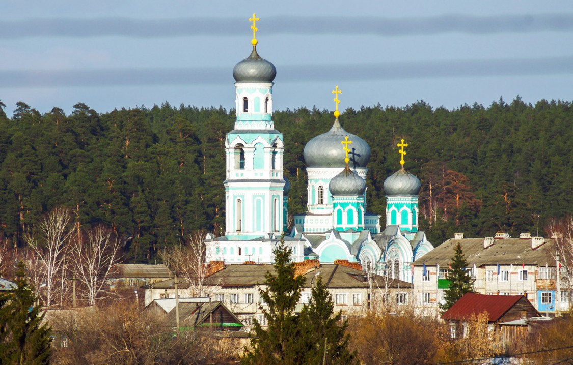 Базарный Сызган. Церковь Димитрия Солунского. общий вид в ландшафте