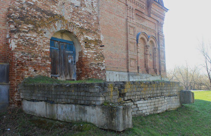Церковь Покрова Пресвятой Богородицы, Астрадамовка (Сурский район, Ульяновская область). фасады, Западный фасад и сохранившийся цоколь снесенной колокольни
