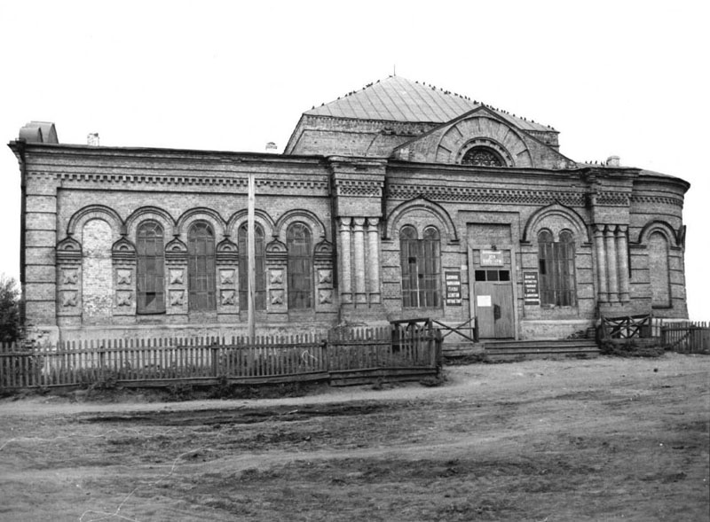 Церковь Покрова Пресвятой Богородицы, Астрадамовка (Сурский район, Ульяновская область). архивная фотография, Фотография 1970-80-х годов из Паспорта объекта культурного наследия. С северной стороны хорошо заметен не сохранившийся до нашего времени пристрой
