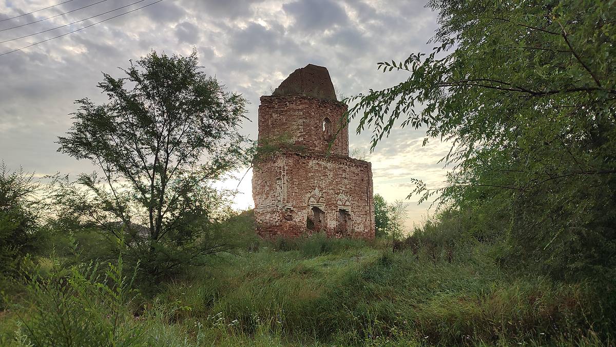 общий вид в ландшафте. Неизвестная часовня, Канадей (Николаевский район, Ульяновская область)