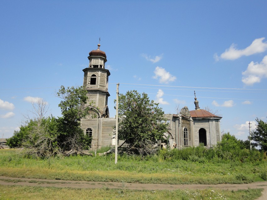 Кашинка. Церковь Троицы Живоначальной (старая). общий вид в ландшафте
