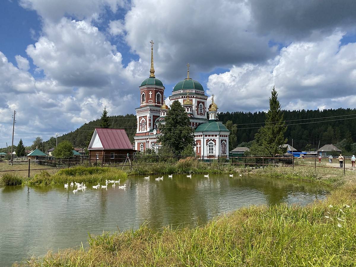 Вид с юго-востока через пруд, общий вид в ландшафте. Церковь Николая Чудотворца (летняя), Новая Ханинеевка (Барышский район, Ульяновская область)