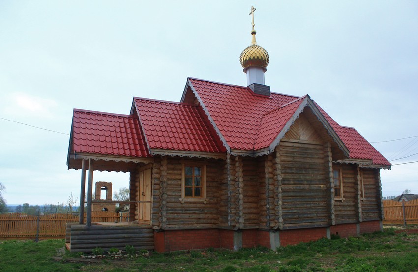 Церковь Александра (Телемакова) Чумакинского, Чумакино (Инзенский район, Ульяновская область). общий вид в ландшафте, Вид с юго-запада, в просвете крыльца видна колокольня исторической Никольской церкви